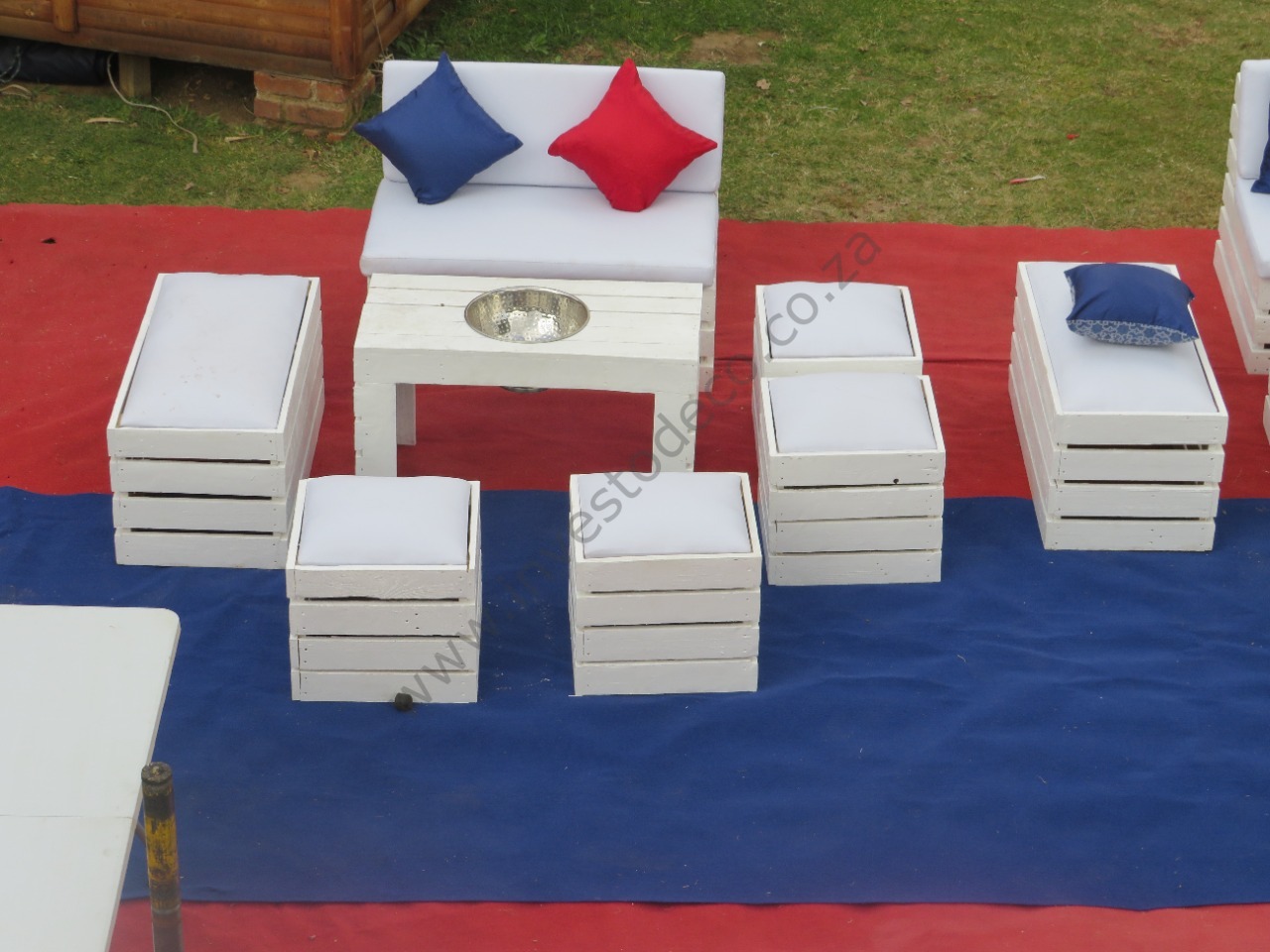 white pallet furniture  25